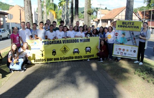 Escola do Legislativo participa de ação para marcar o ‘Dia de Luta pelas Sinaleiras Sonoras’