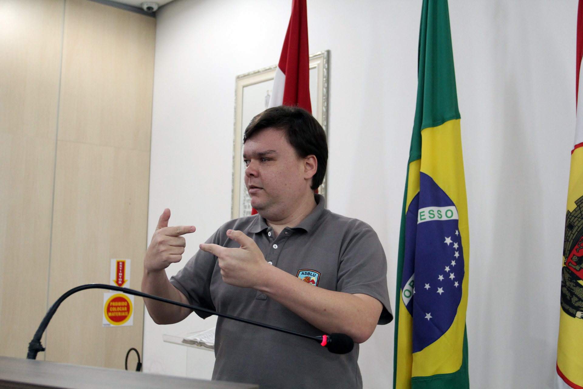 Presidente da Associação dos Surdos de Blumenau aborda Setembro Azul na tribuna da Câmara