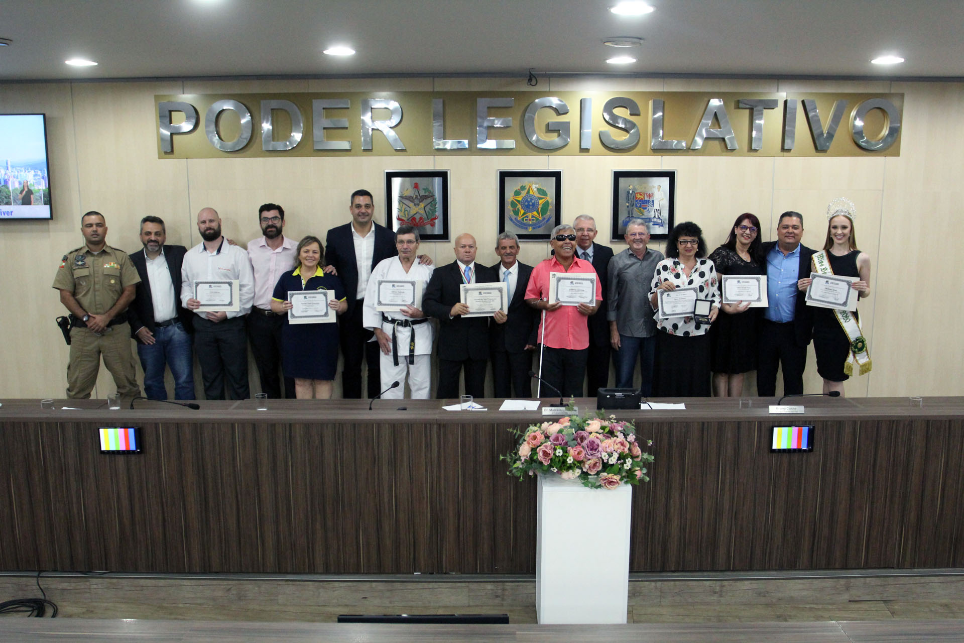 Oito homenagens são entregues em sessão solene na Câmara