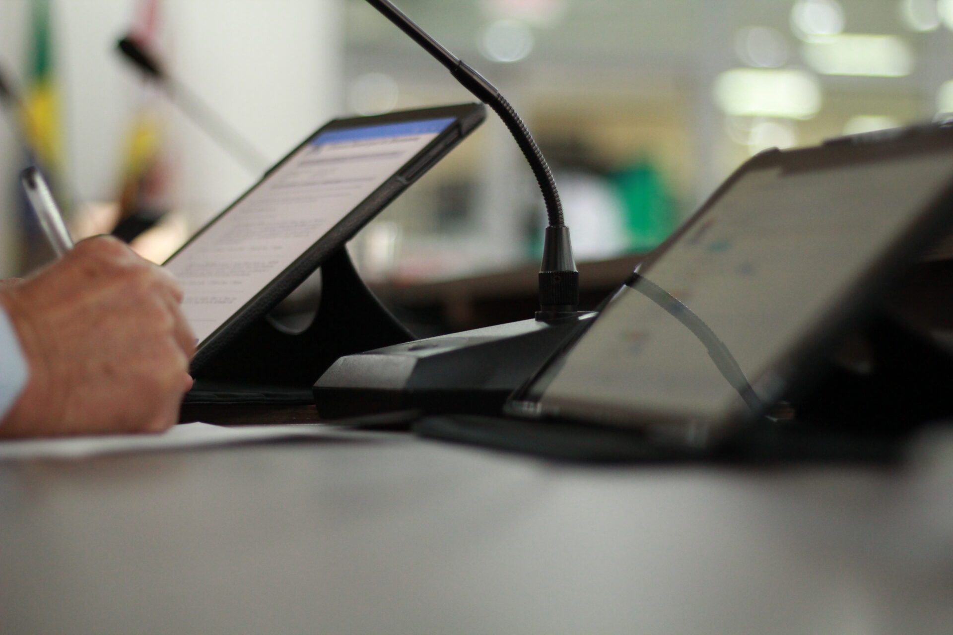 Dois projetos e uma emenda passam por comissões