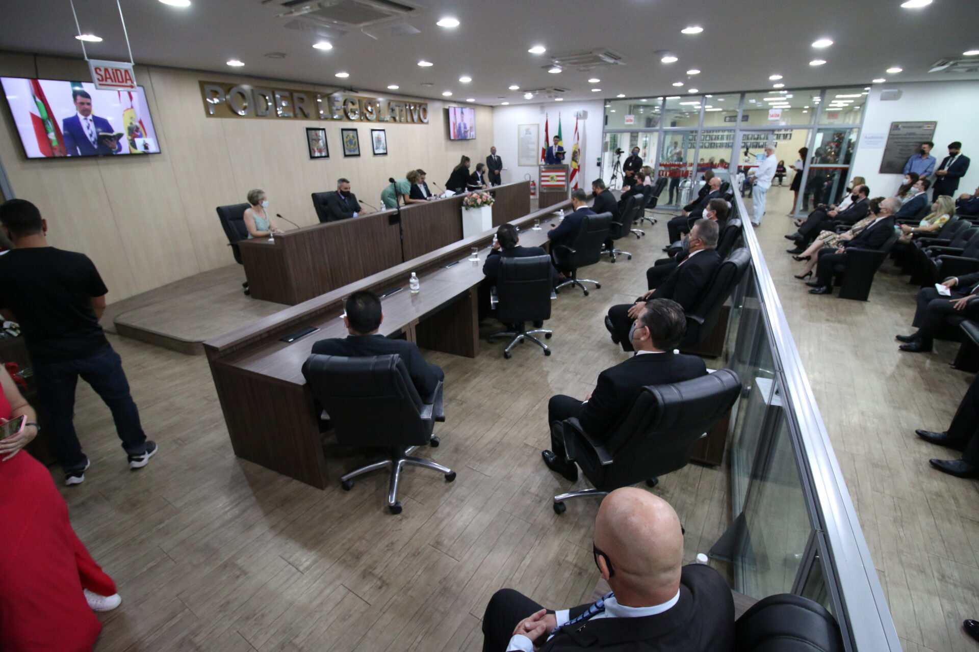 Vereadores, prefeito e vice-prefeita de Blumenau são empossados em solenidade na Câmara