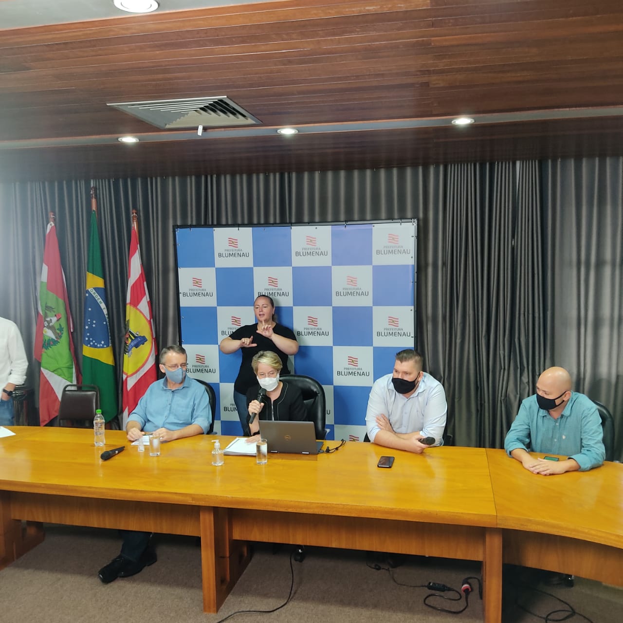 Presidente da Câmara e vereadores acompanham cerimônia de início à vacinação contra a Covid-19 em Blumenau