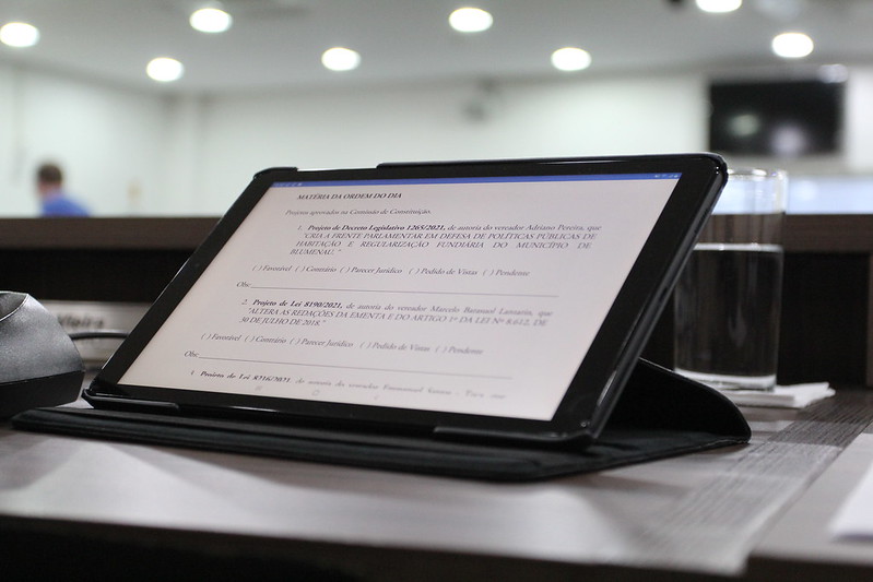 CCJ analisa 18 projetos de lei e dá pareceres favoráveis a cinco propostas