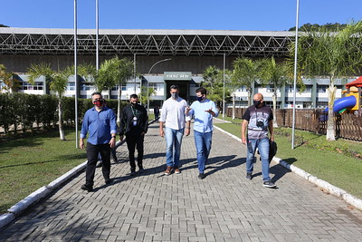 Comissão Legislativa que acompanha municipalização do Sesi visita instalações do Complexo