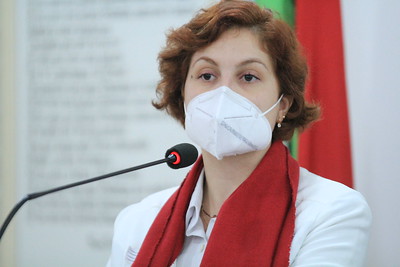 Representante de movimento feminista ocupa tribuna e se posiciona contra o armamento de professores