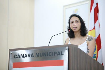 Representante do SINTE ocupa a tribuna e pede medidas para apoiar adolescentes no âmbito da saúde mental