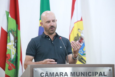 Piloto de motocross ocupa a tribuna para pedir apoio ao esporte em Blumenau