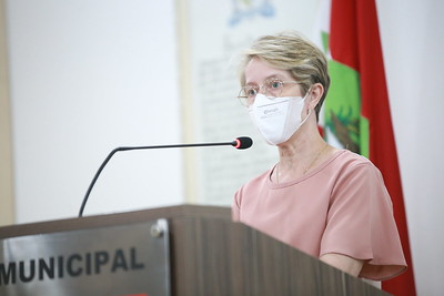 Vice-prefeita Maria Regina Soar ocupa a tribuna para falar sobre o Dia Internacional da Mulher