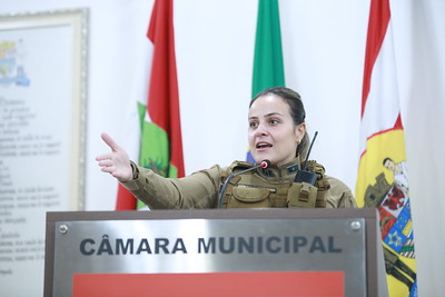 Tenente da PM Vitoria Malassise fala na tribuna sobre o lugar que as mulheres querem ocupar na sociedade