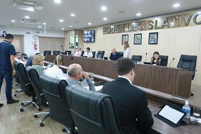 Câmara aprova projeto que altera exigência para ingresso de veículos no serviço de táxi   
