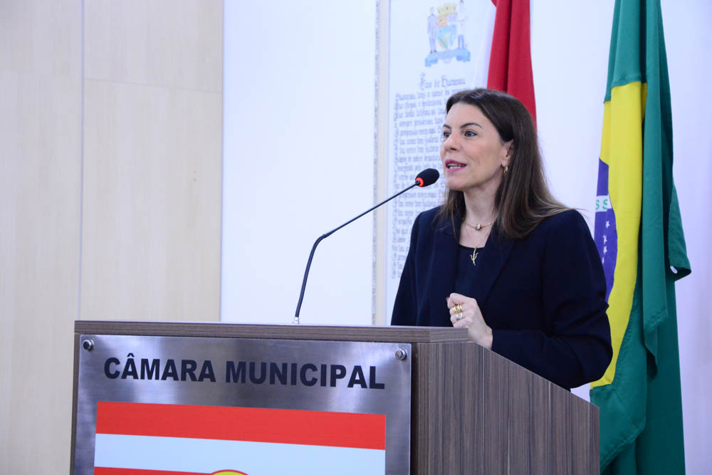 Psicóloga apresenta na tribuna resultados de pesquisa na área da saúde aplicada em Pomerode