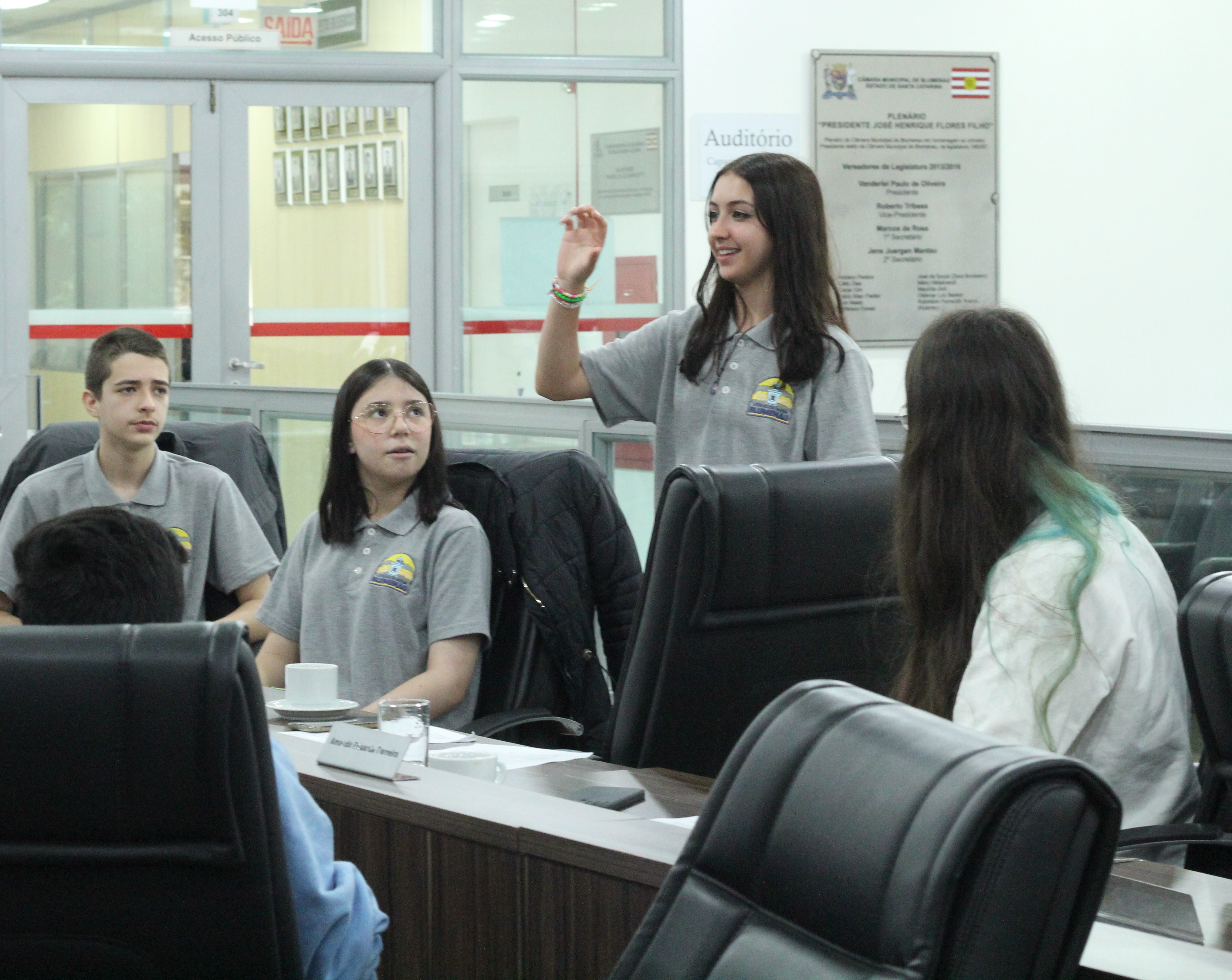Vereadores mirins participam de curso básico de Libras   