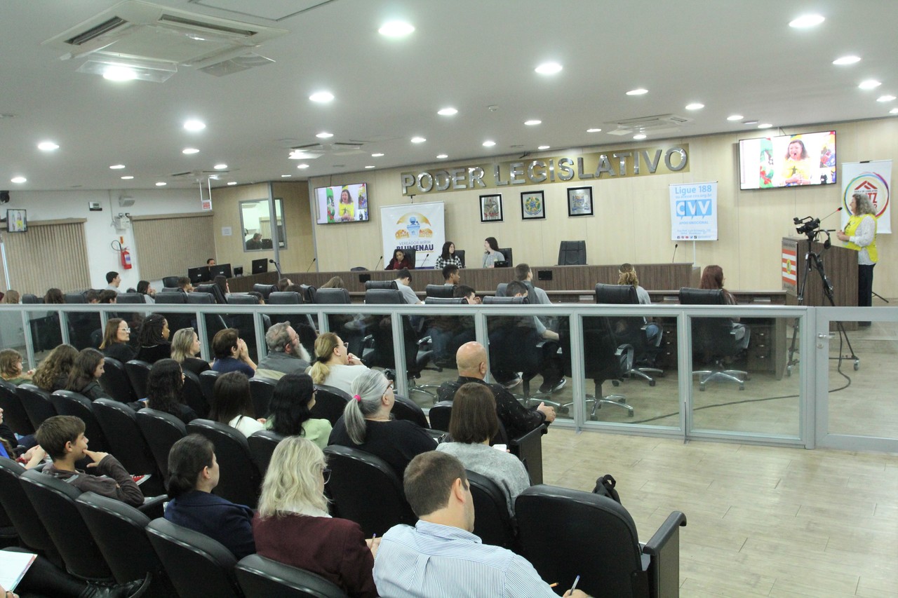 Câmara Mirim promove seminário sobre ansiedade e depressão nas escolas no Plenário da Câmara 