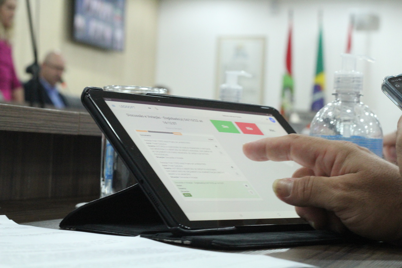 Câmara aprova dois projetos de lei do Executivo e acata veto total