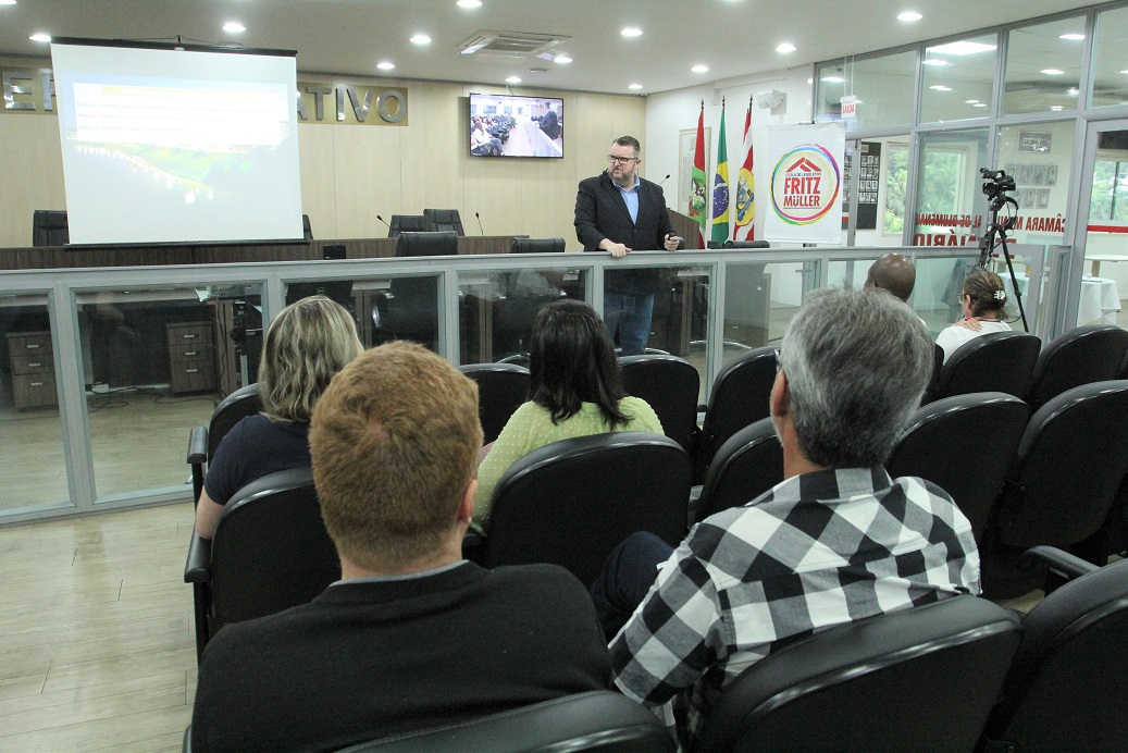 Servidores da Câmara acompanham explanação sobre trabalho do Observatório Social de Blumenau 