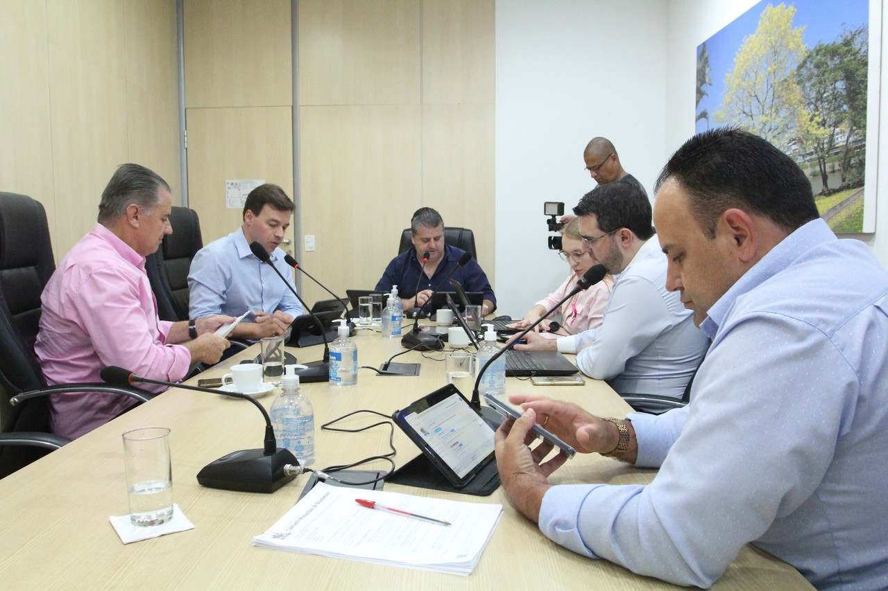 Dois projetos de lei e projeto de decreto legislativo passam pela CCJ 