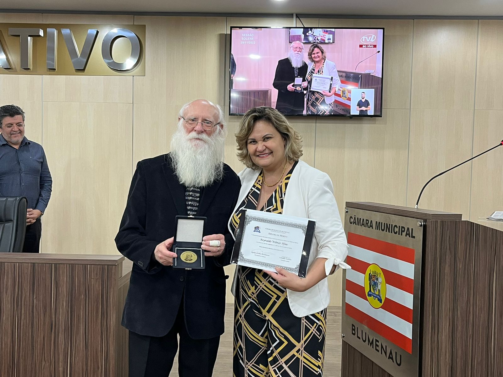 Câmara de Vereadores homenageia Reynaldo Pfau com a entrega da Comenda Fritz Müller