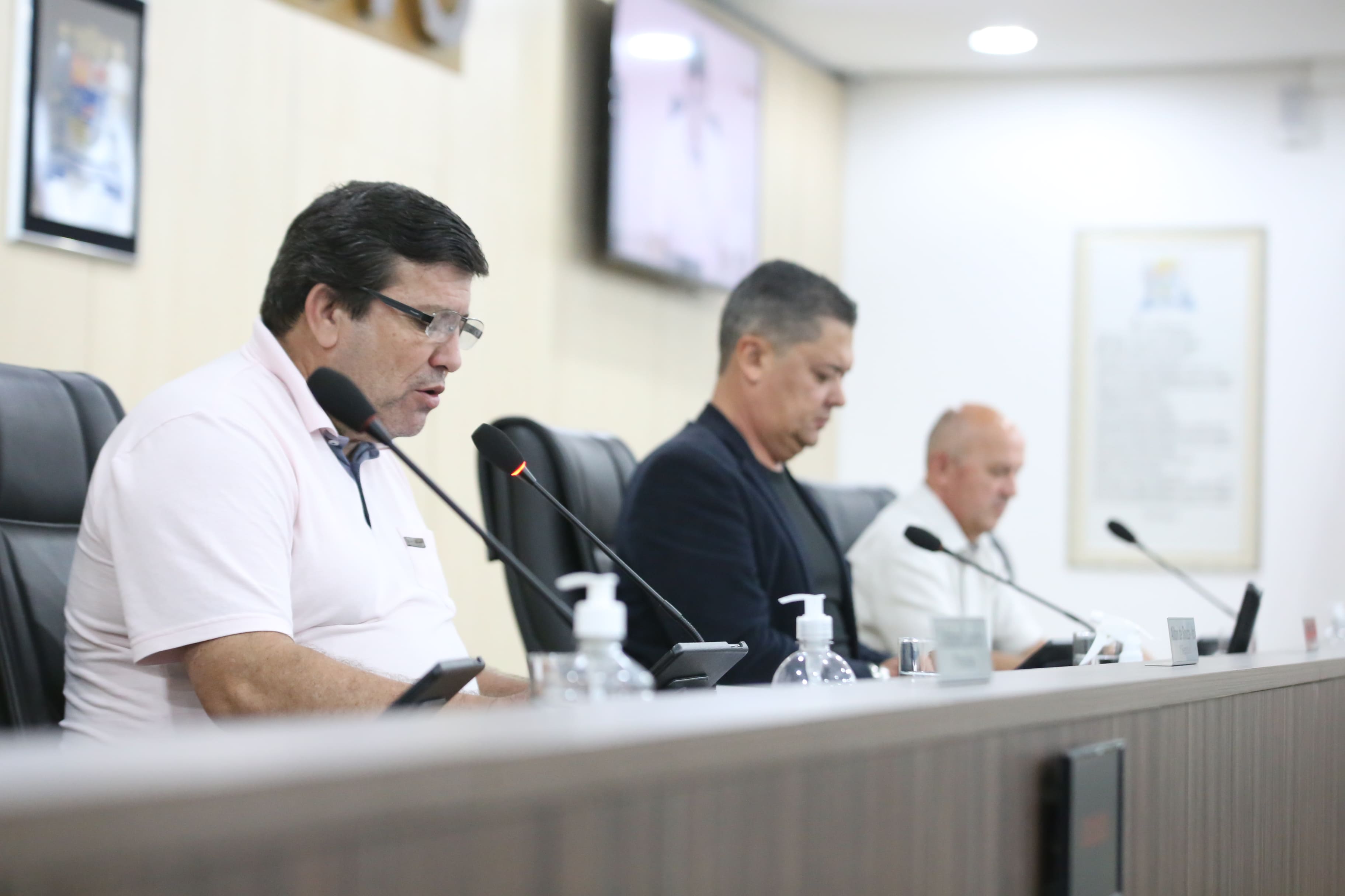 Vereadores aprovam dois projetos de lei em redação final e moção de repúdio