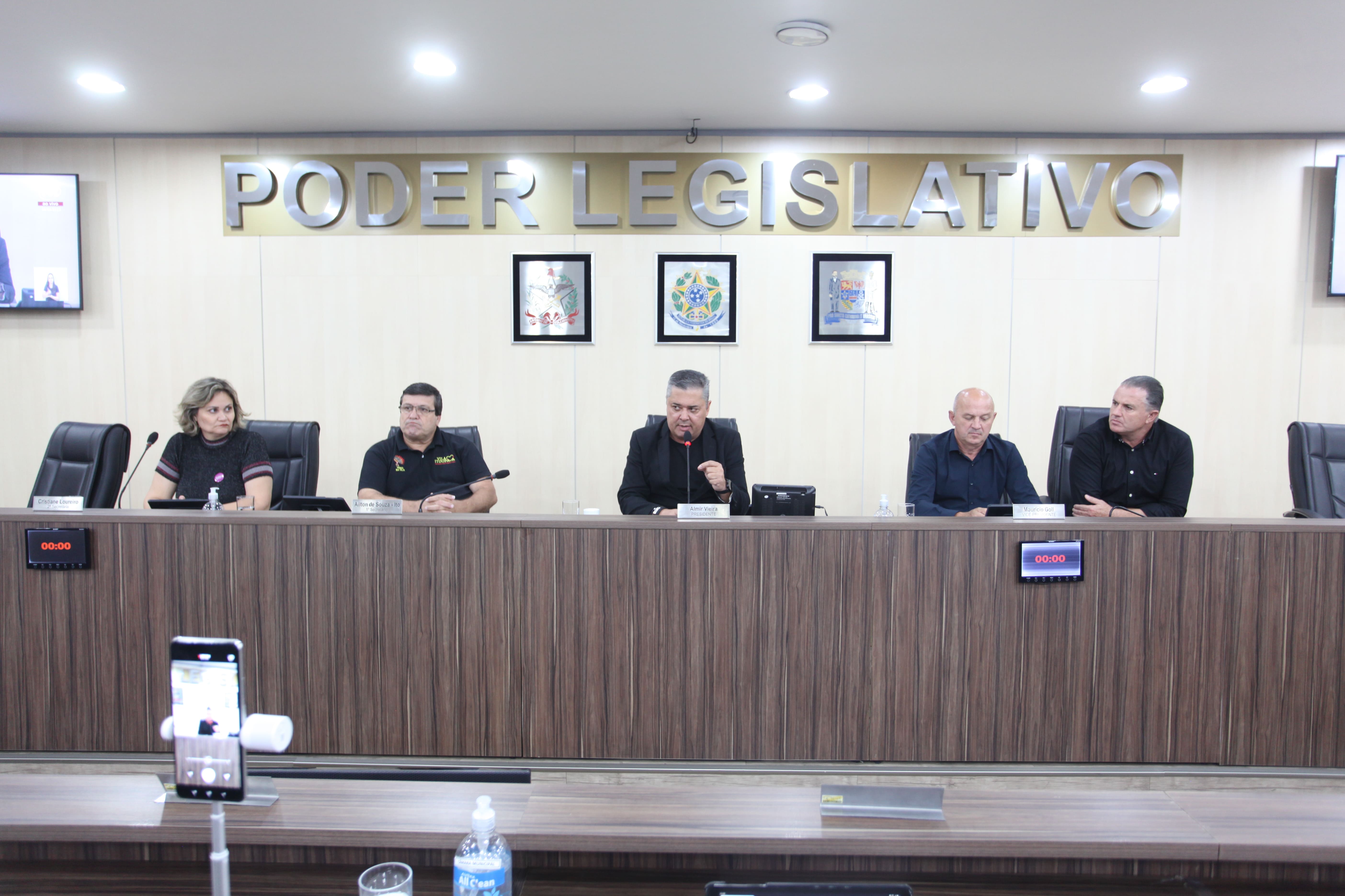 Repasse de 1,3 milhão para segurança, projeto que autoriza contratação emergencial de profissionais e comissão para cobrar endurecimento da legislação são anunciados em coletiva na Câmara