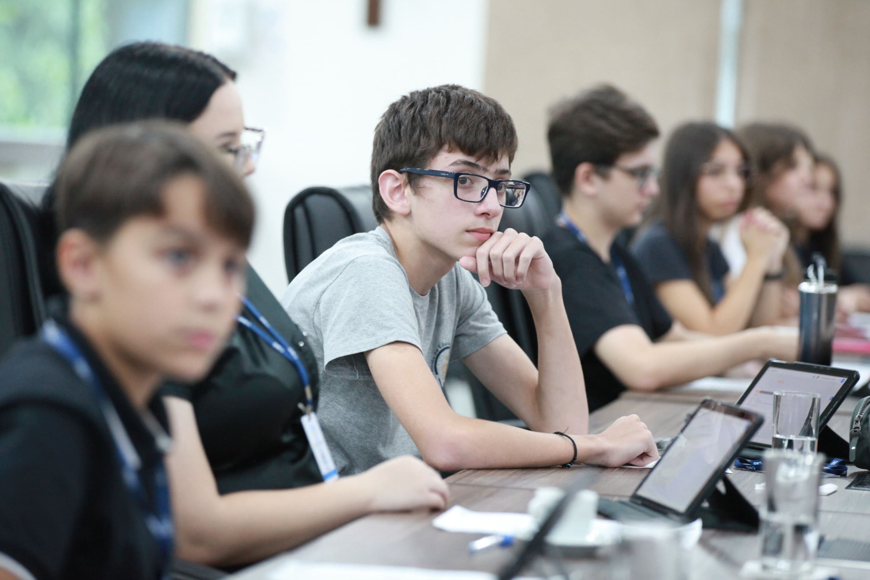 Câmara Mirim de Blumenau aprova moção de apelo reivindicando ao Governo do Estado segurança nas escolas e disciplina de saúde mental 