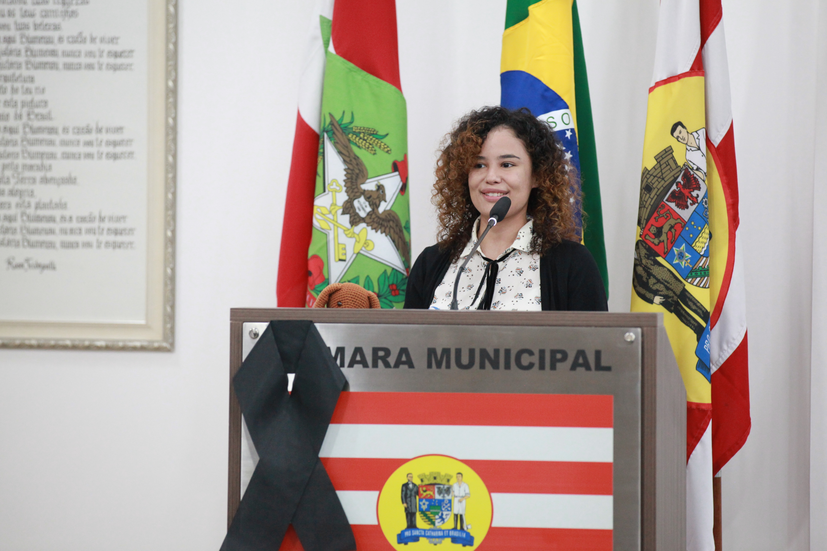 Simone Gadotti e Júlia Vieira falam na tribuna sobre autismo e inclusão