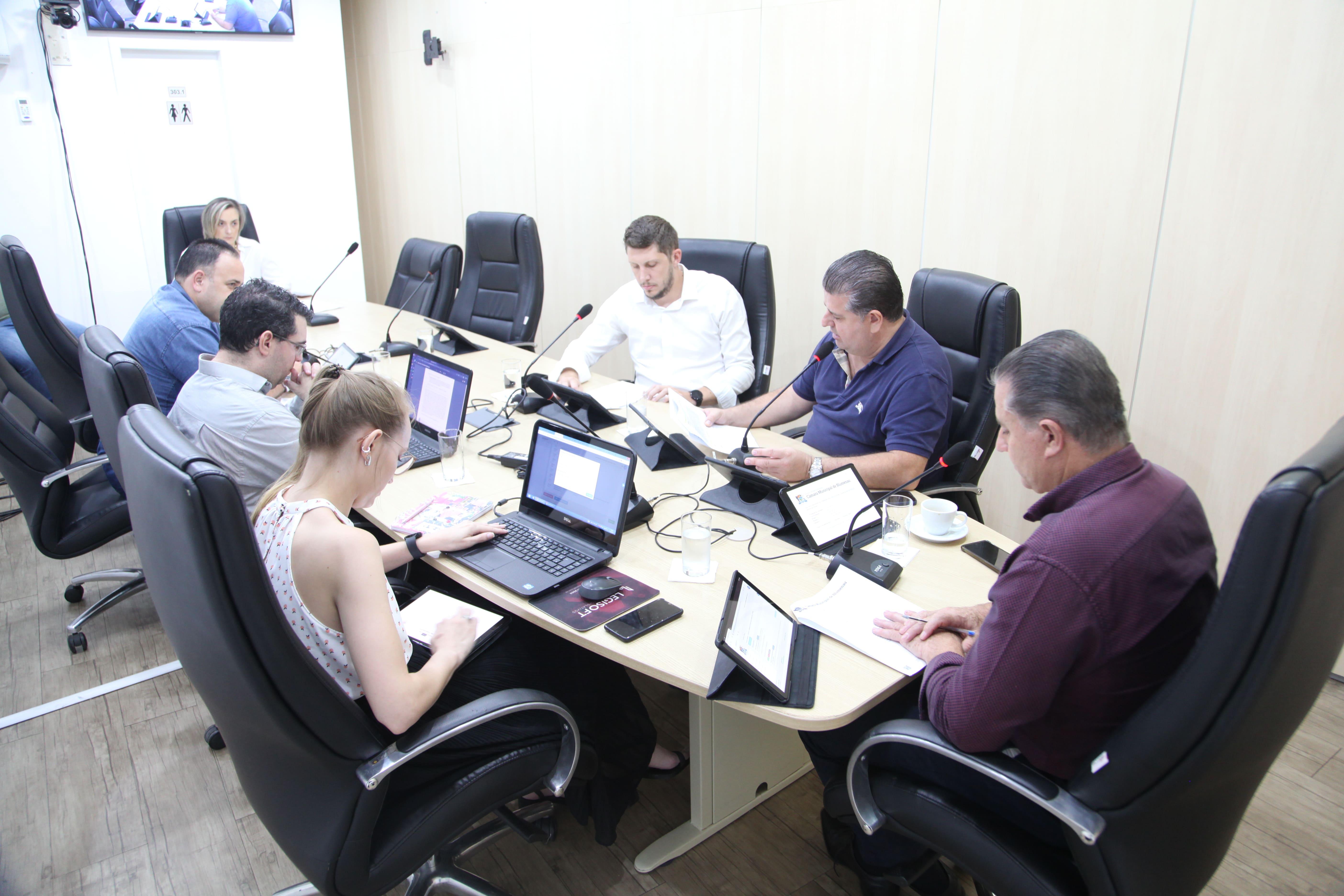 Três propostas passam pela CCJ e um projeto de lei recebe parecer favorável da Comissão de Finanças 