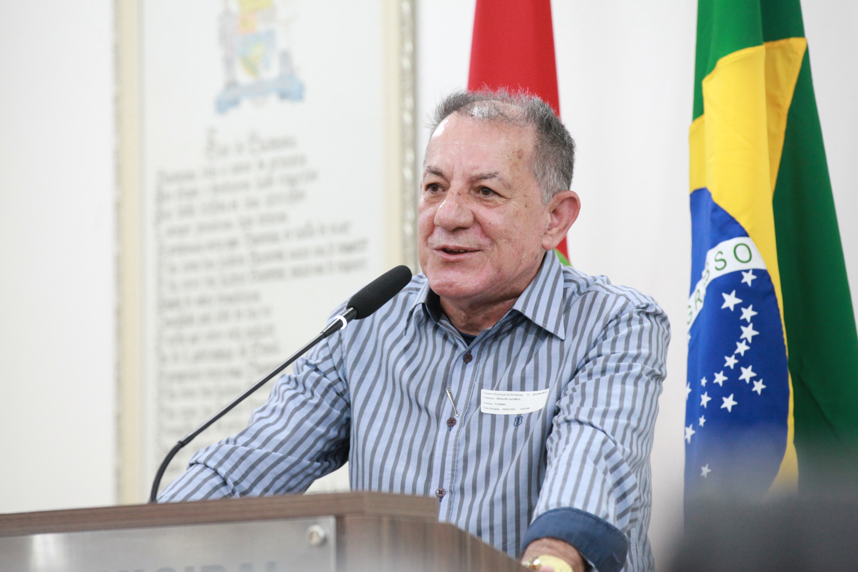 Ex-vereador Orivaldo Gazaniga fala sobre o lançamento de seu livro na tribuna da Câmara