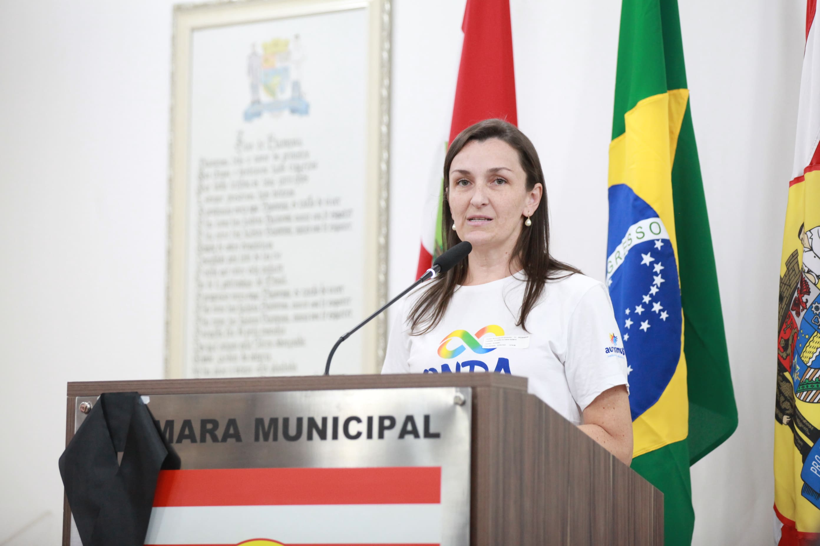 Representante da ONG ONDA-Autismo apresenta na tribuna material para preparar alunos autistas para situações de perigo