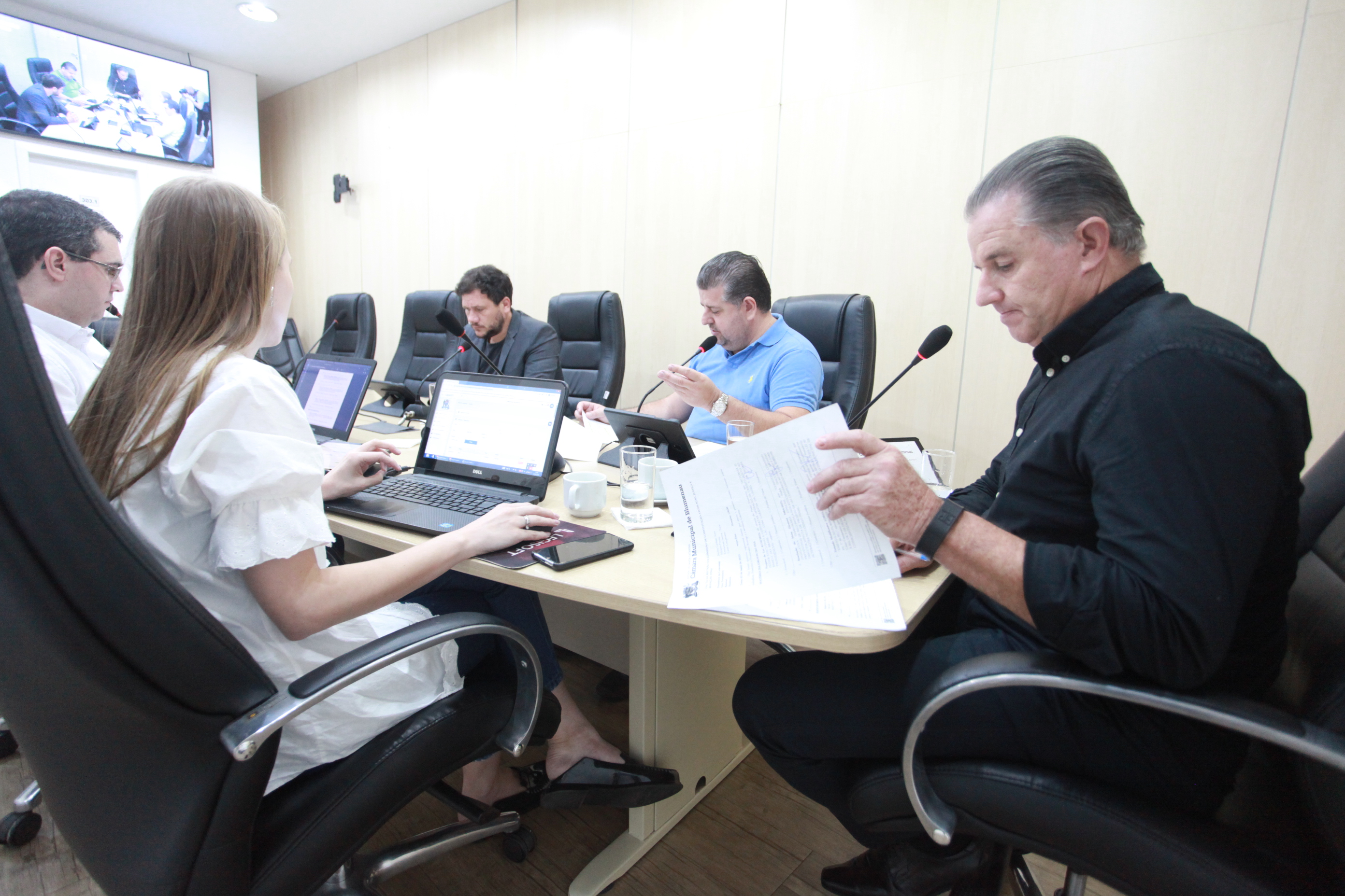 Projetos de lei, de decreto legislativo e emenda passam pela CCJ e Comissão de Finanças