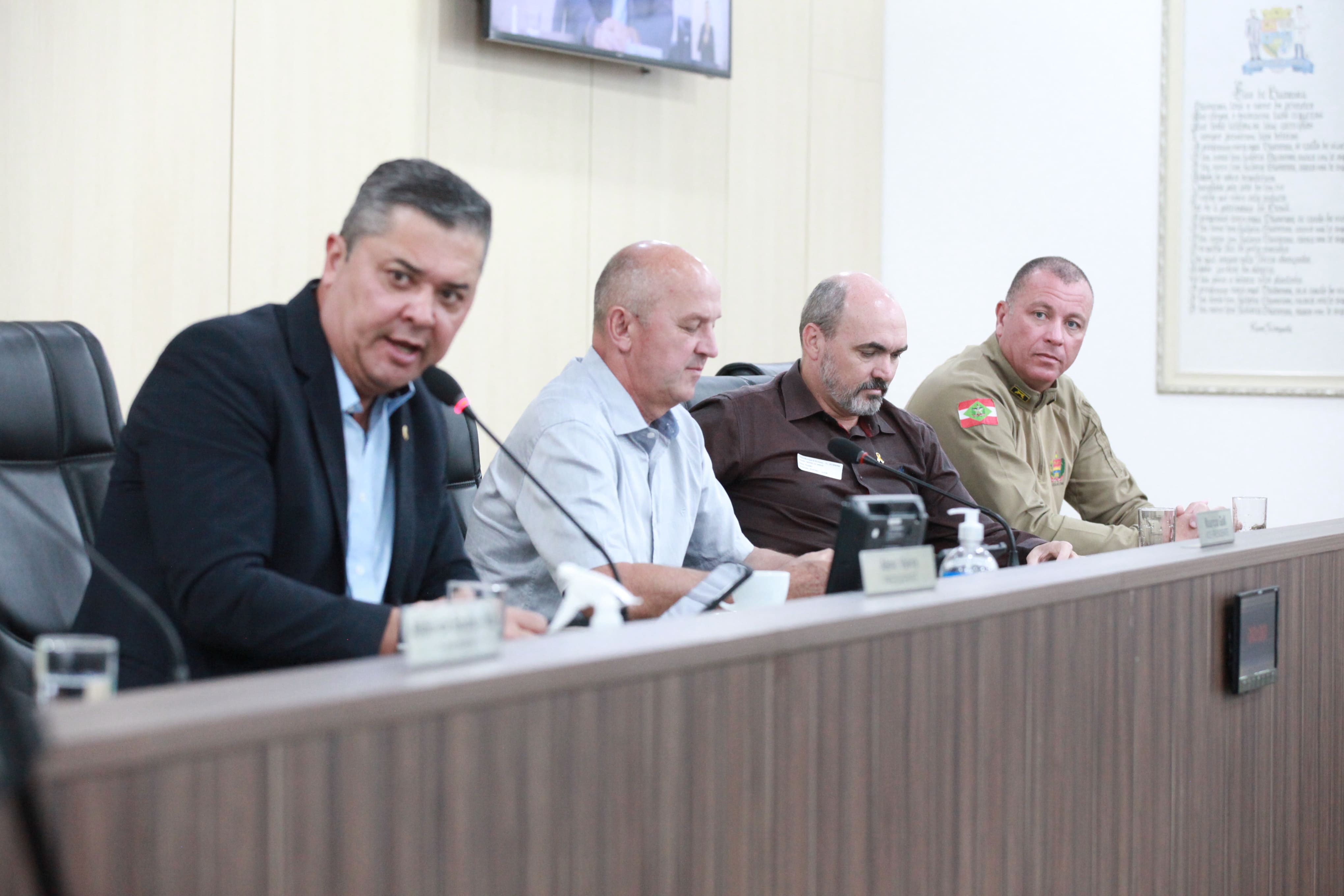 Presidente Almir Vieira encaminha documento que solicita abertura de CPI para análise da Procuradoria Jurídica