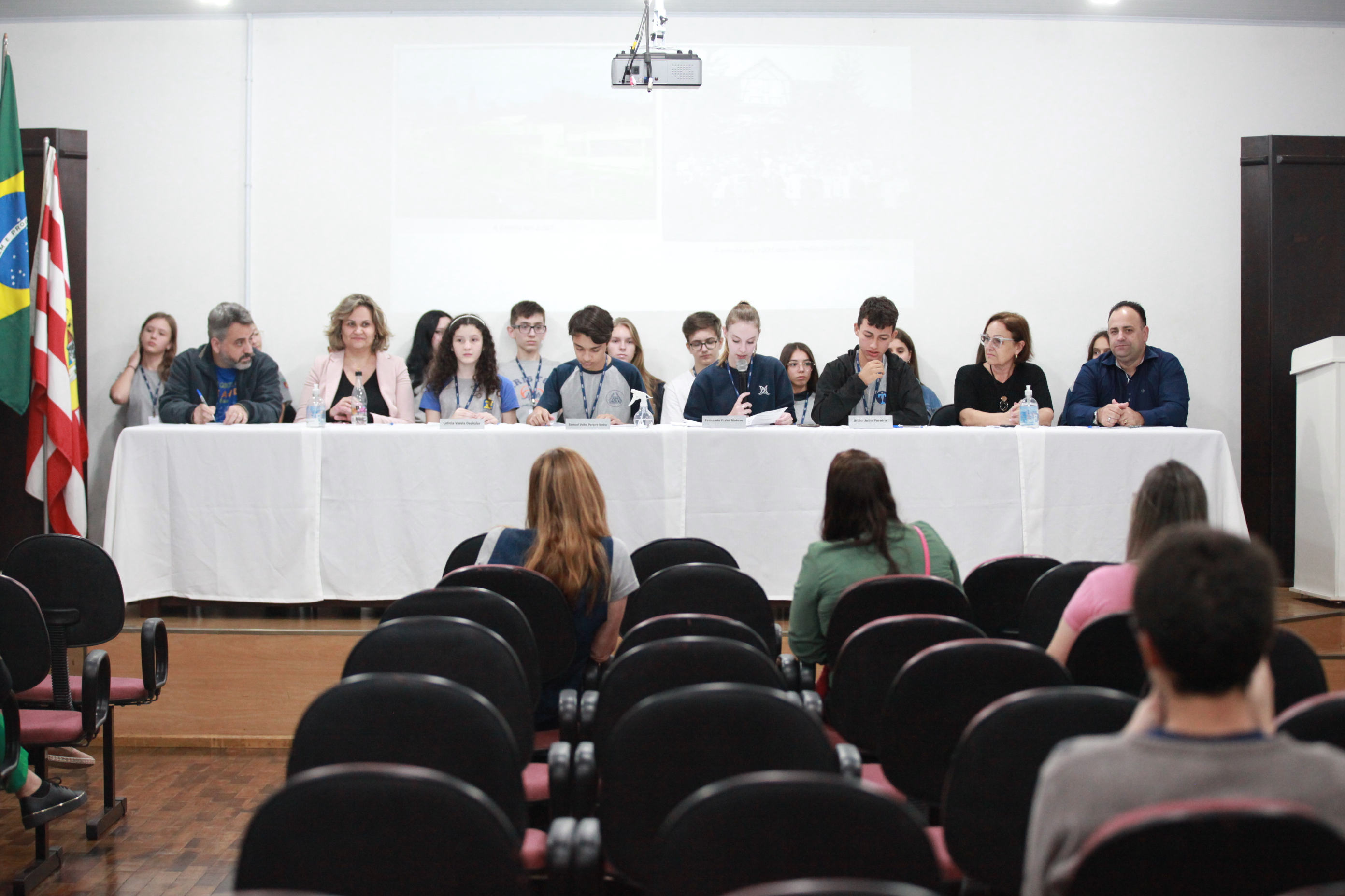 Vereadores mirins realizam Primeira Sessão Itinerante do ano na Escola Machado de Assis 