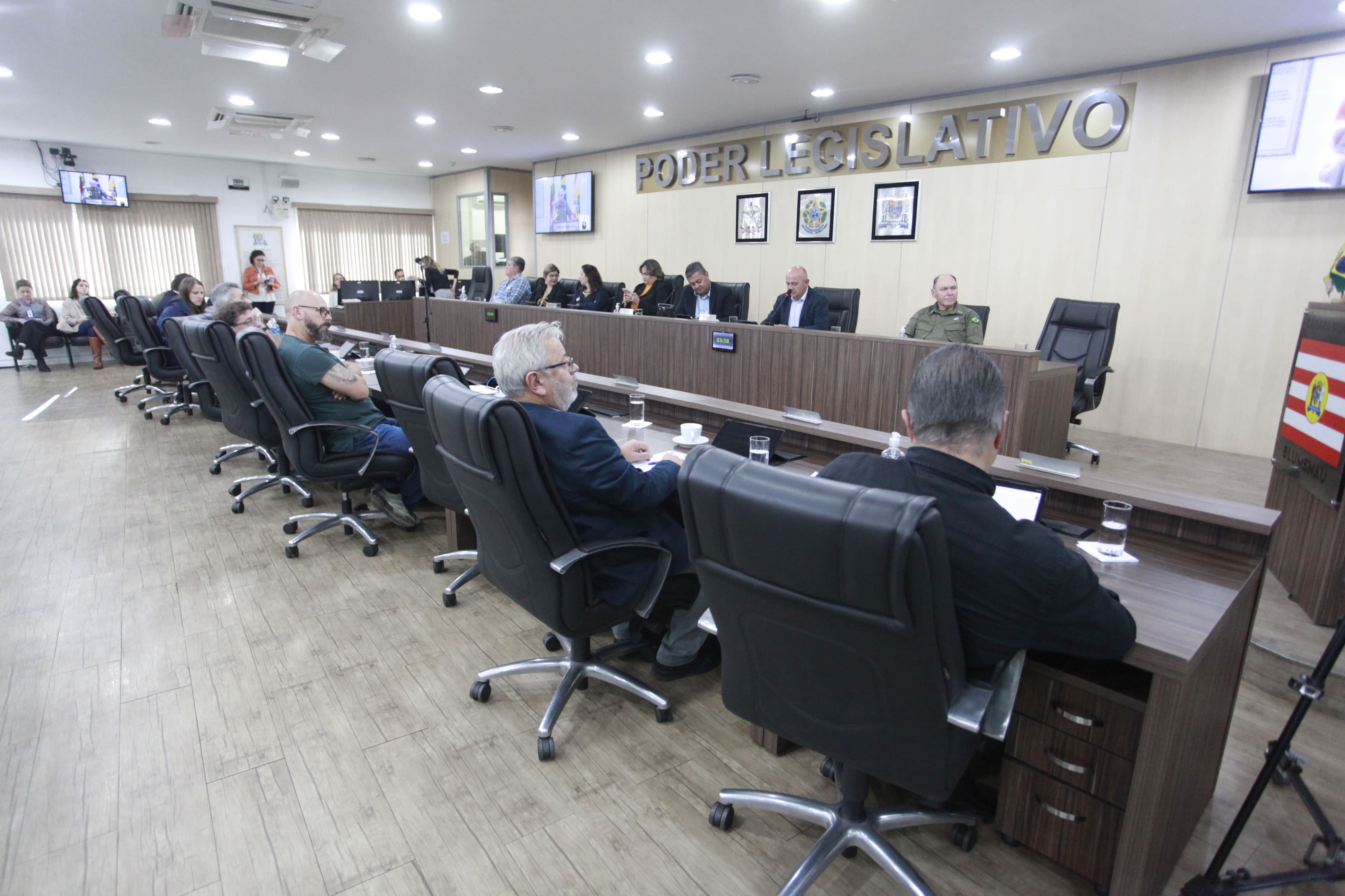 Vereadores aprovam dez projetos, requerimentos e moções em sessão ordinária