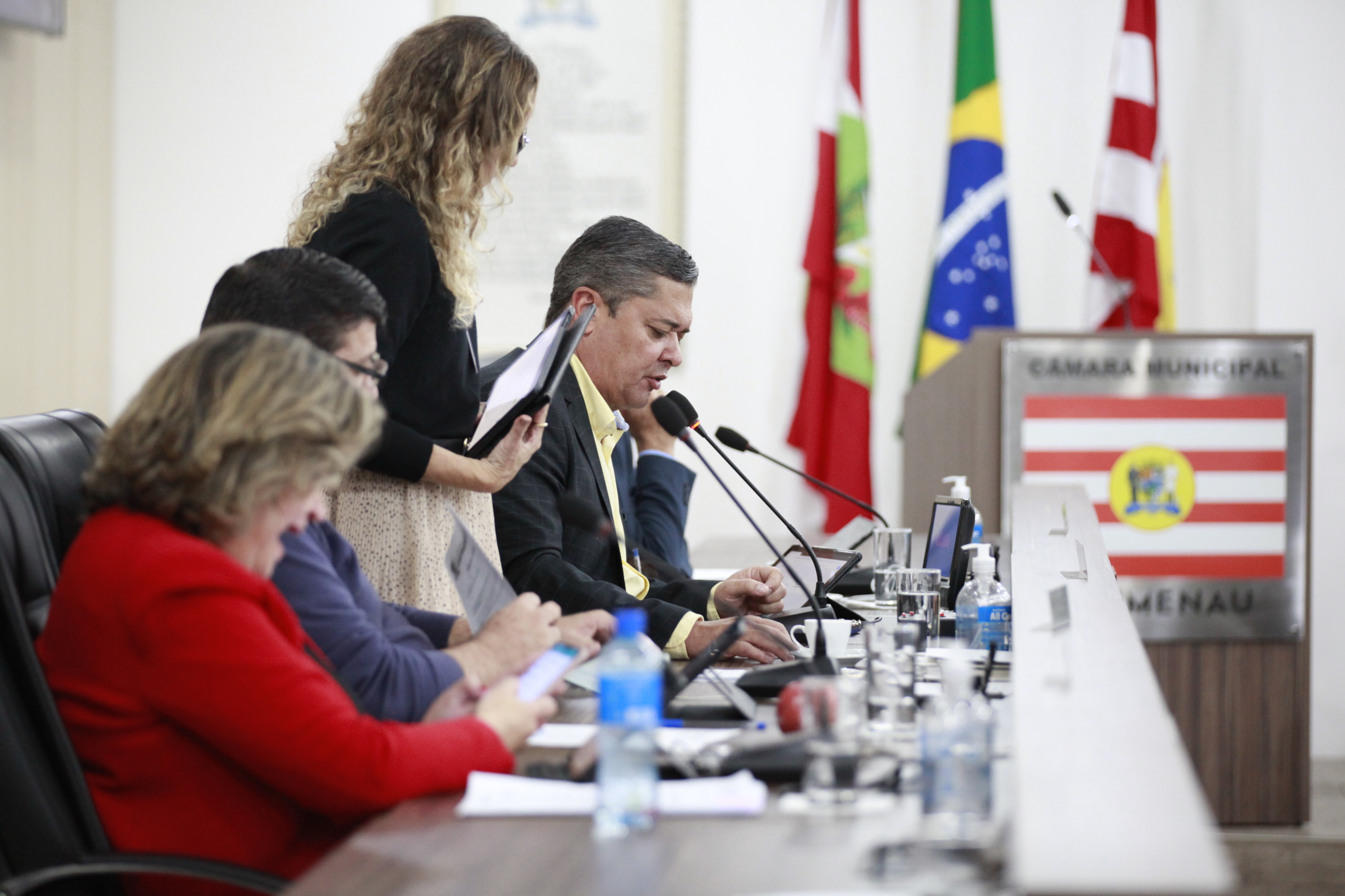 Câmara aprova seis projetos e autoriza viagem do Prefeito à Europa