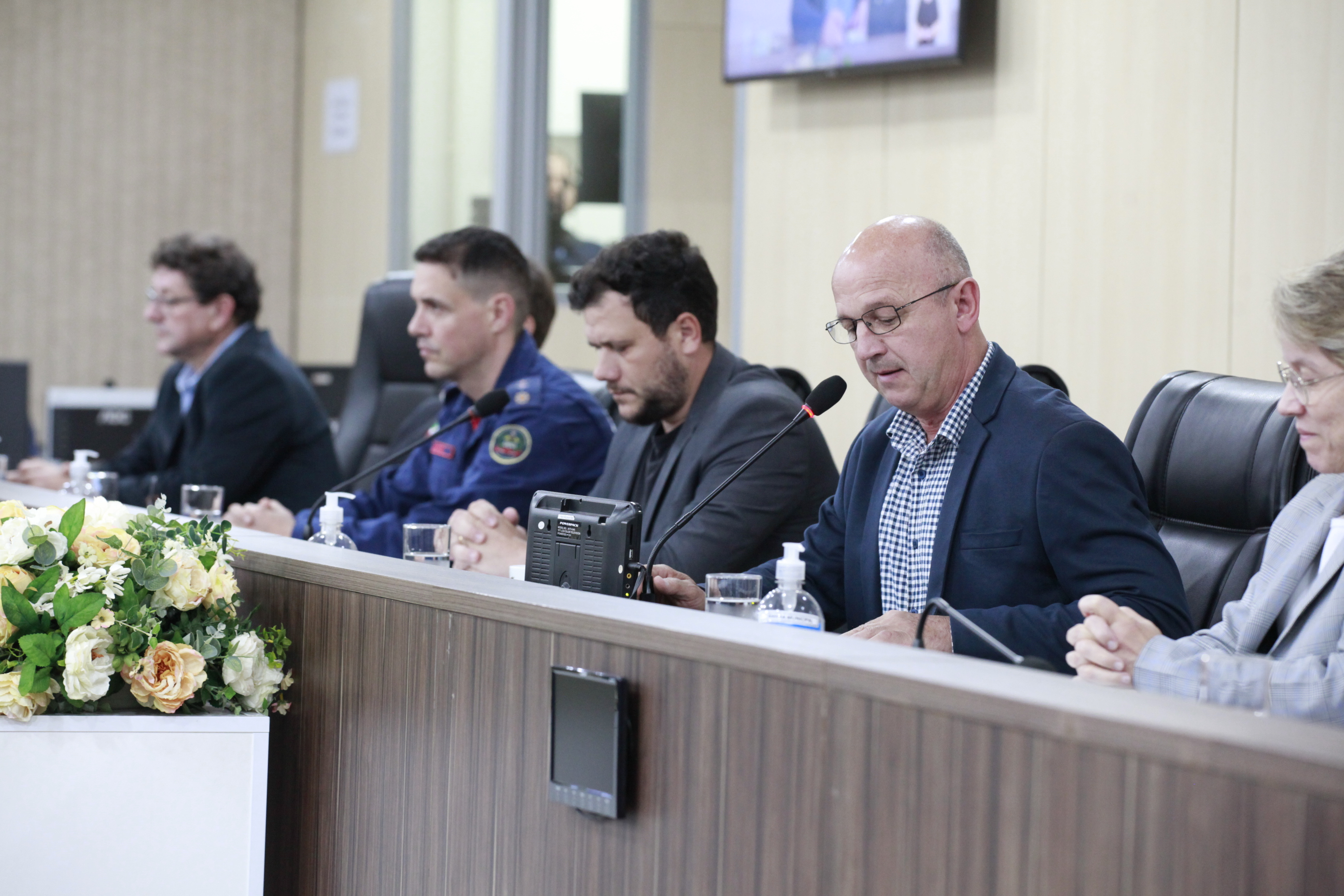 Câmara de Vereadores entrega quatro comendas em sessão solene
