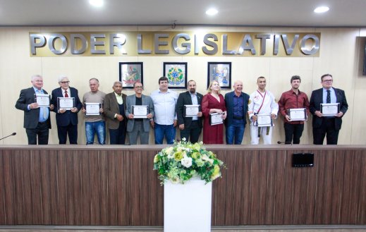 Câmara de Vereadores homenageia personalidades, empresa e instituições pelos relevantes serviços prestados ao município