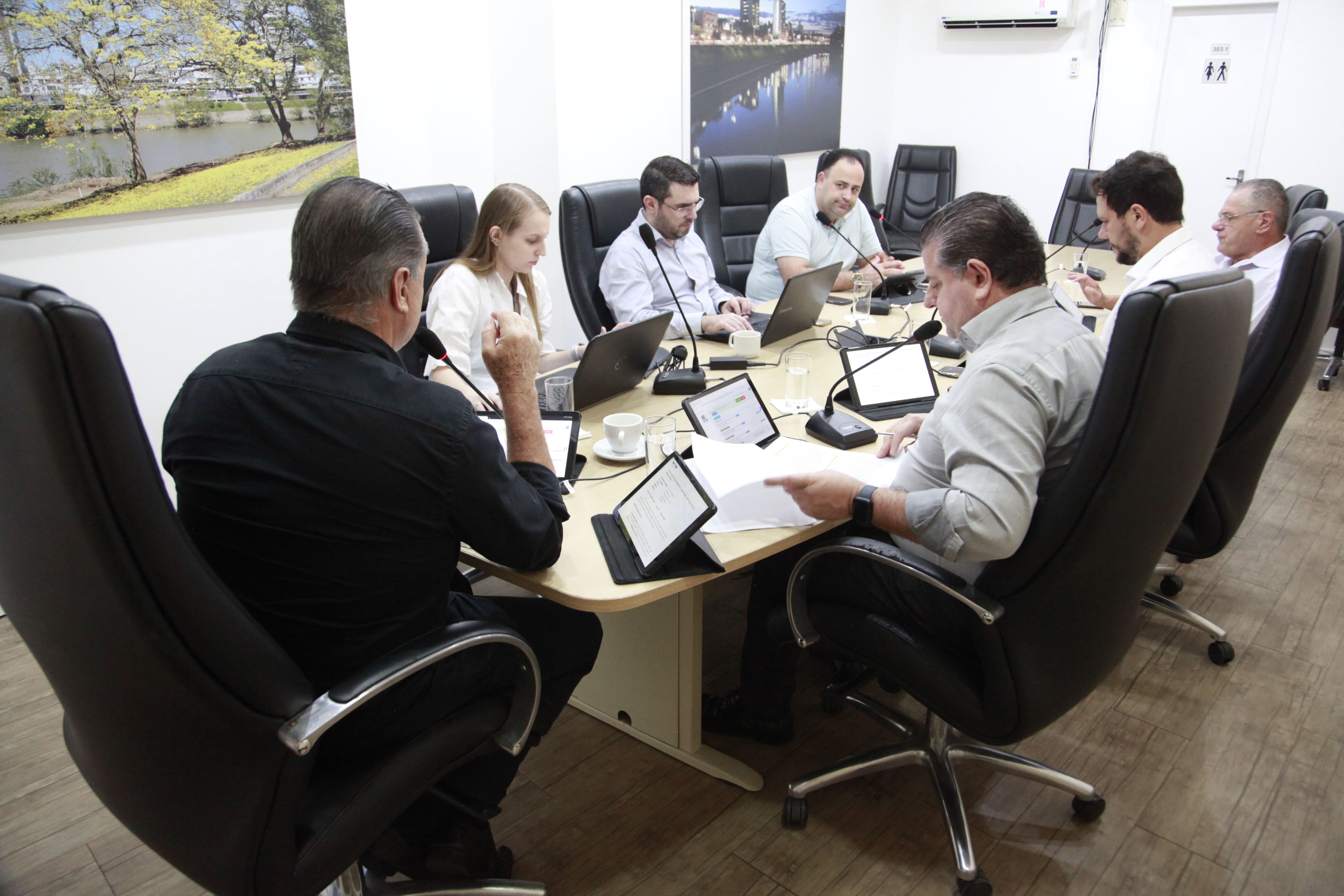 CCJ e Finanças emitem pareceres favoráveis a seis projetos e uma emenda aditiva