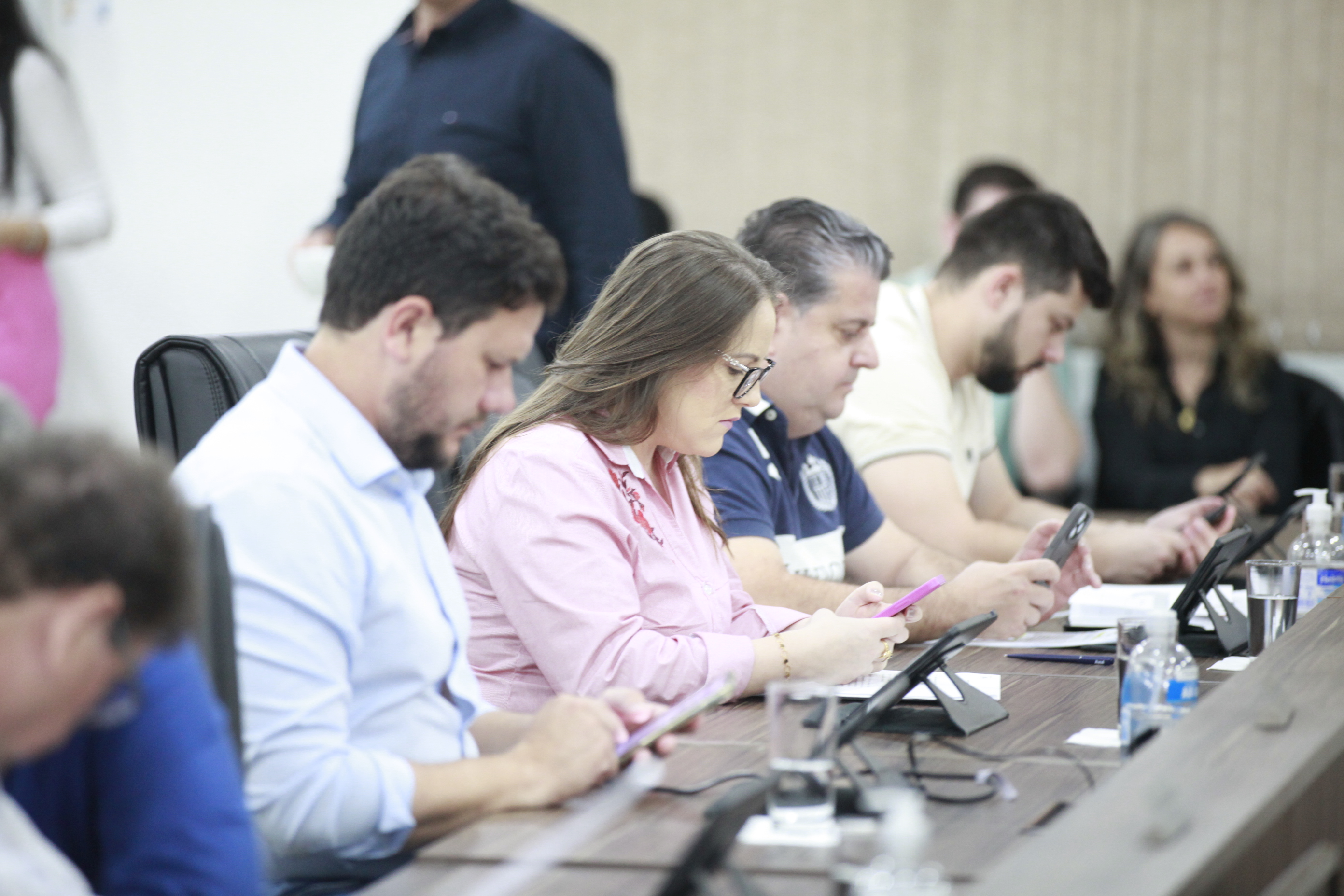 Câmara aprova projetos, redações finais e acata veto do Executivo