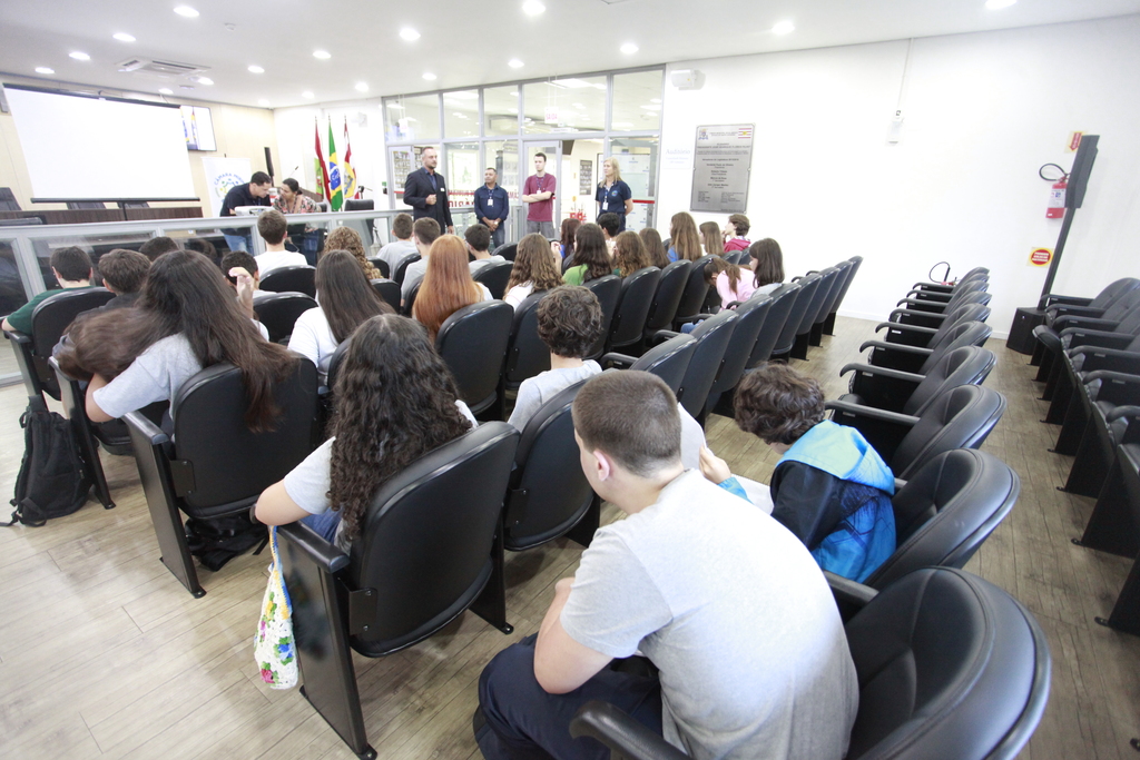 Vereadores mirins participam de Curso Multidisciplinar de Oratória na Câmara de Blumenau 