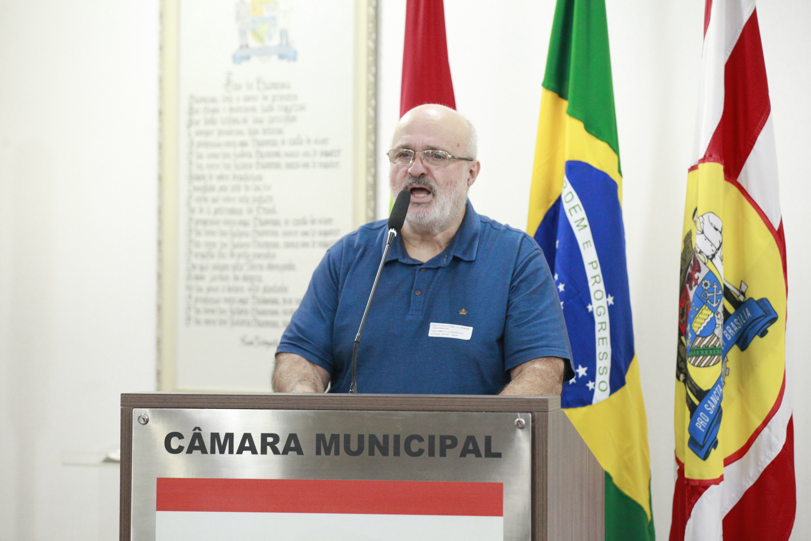 Representante da Uniblam fala na tribuna sobre o Dia Municipal das Associações de Moradores