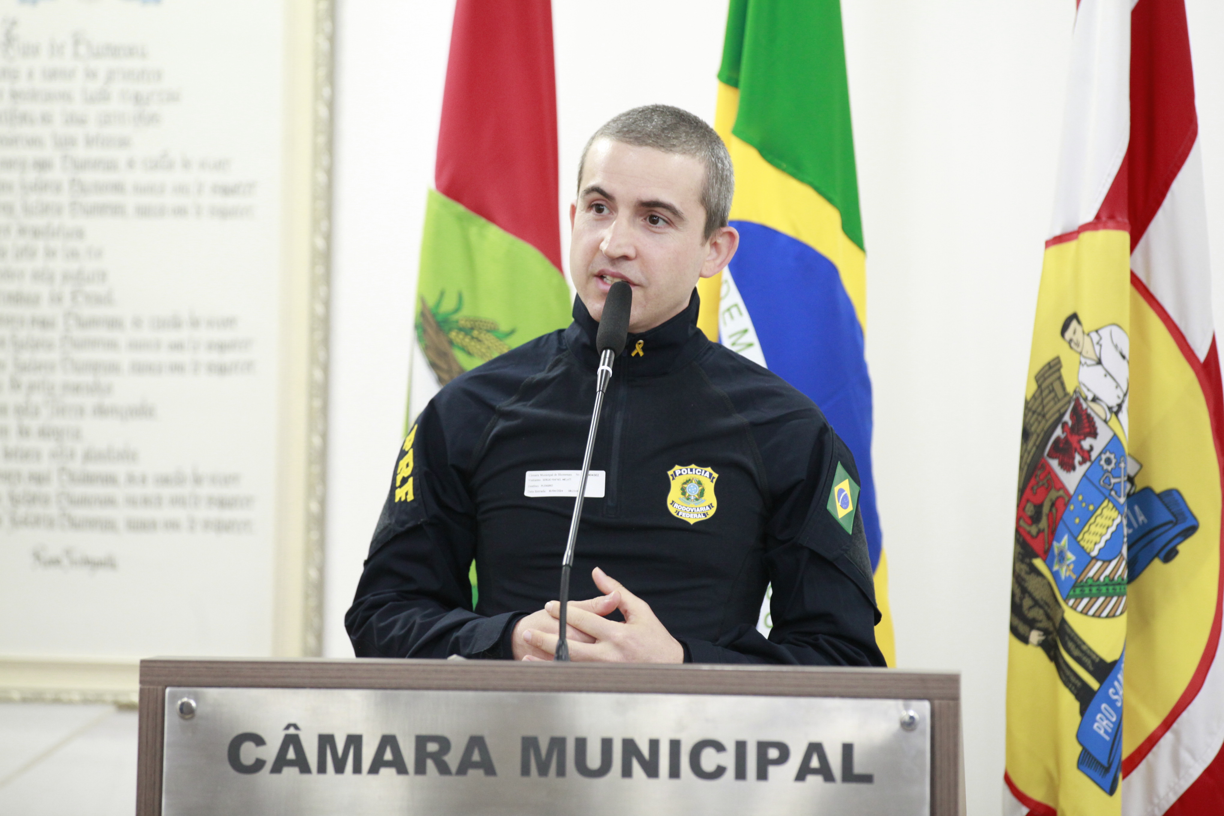 Representante da PRF fala na tribuna sobre ações do Maio Amarelo em Blumenau