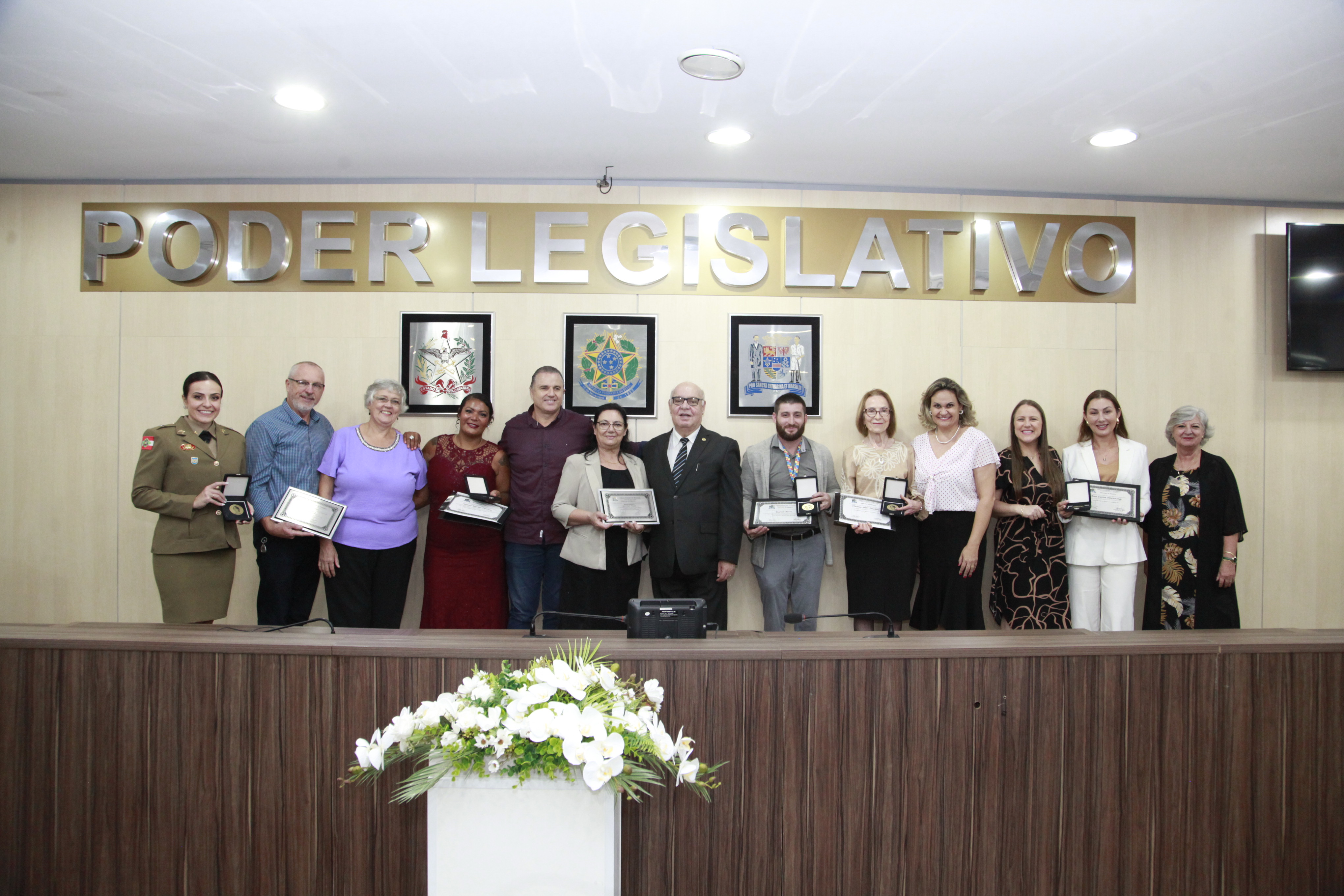 Câmara de Blumenau entrega sete homenagens em noite de Sessão Solene