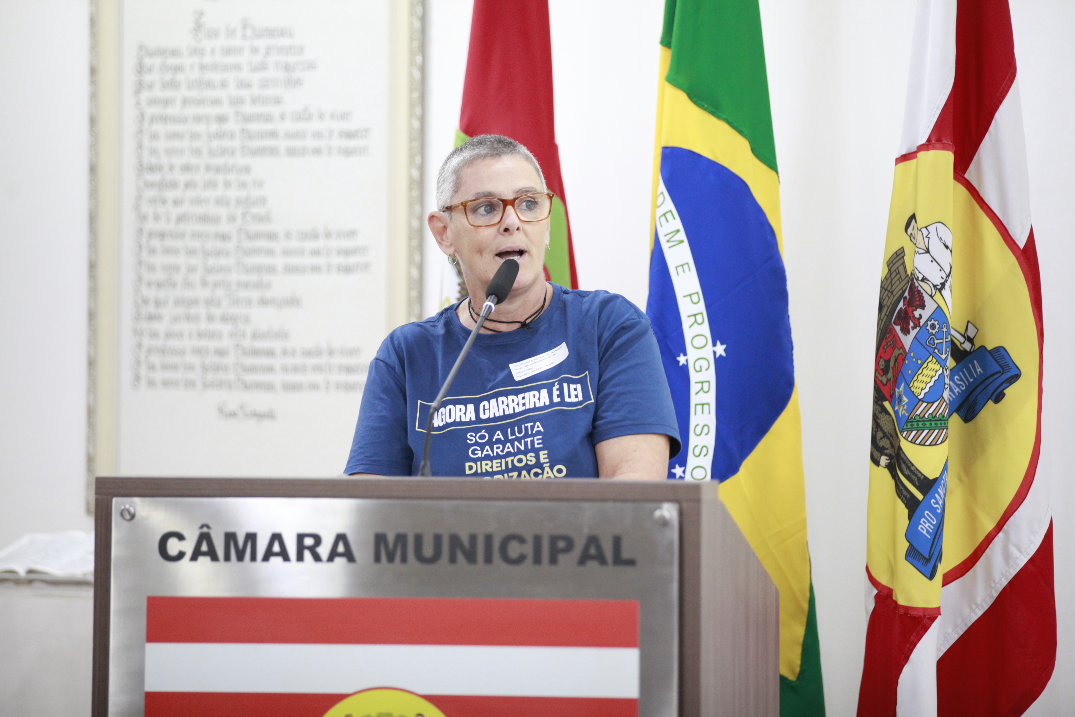 Coordenadora regional do SINTE/SC ocupa tribuna para pedir proposta do governo estadual