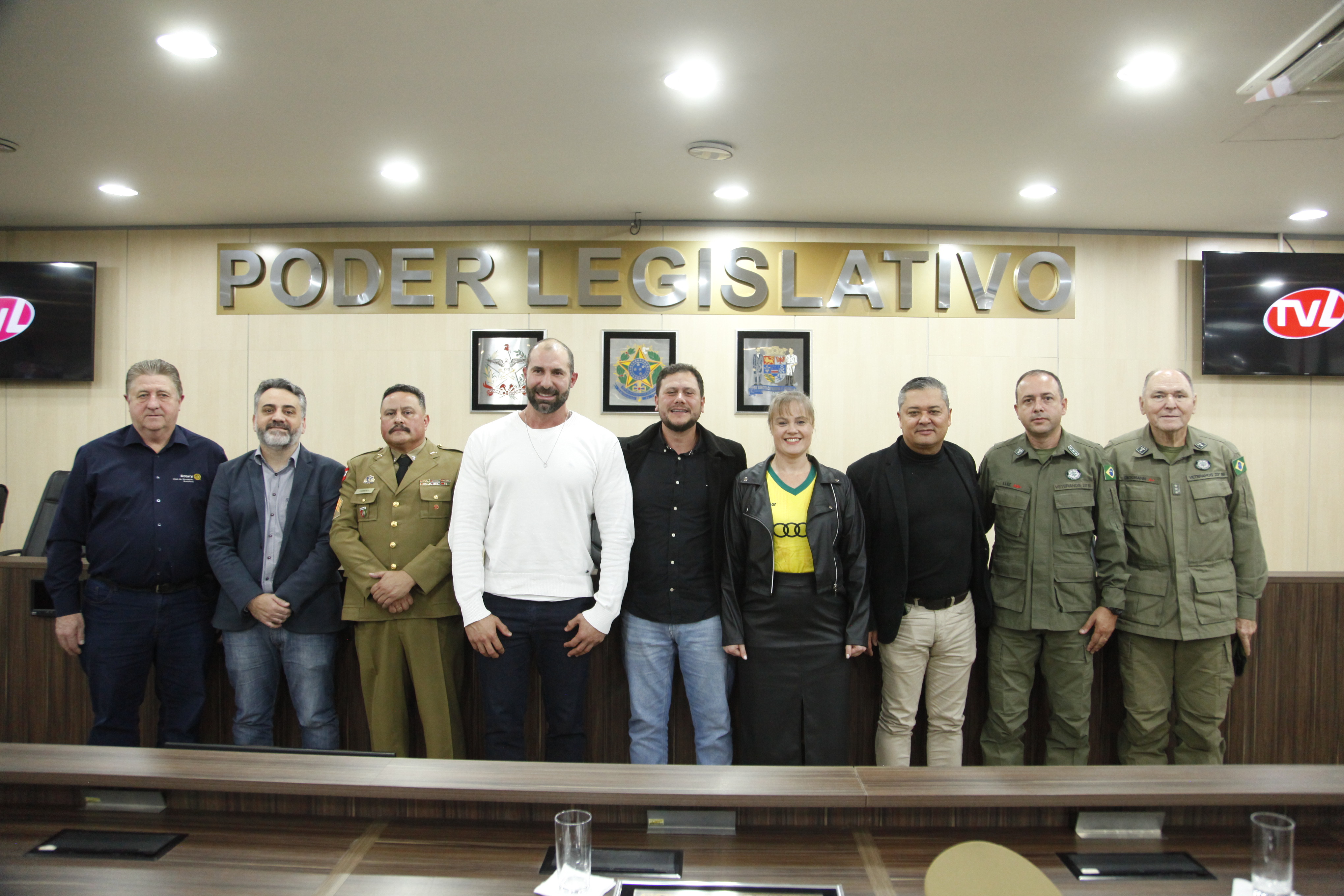 Câmara de Vereadores homenageia personalidades e empresa com comendas e título de cidadão blumenauense em sessão solene