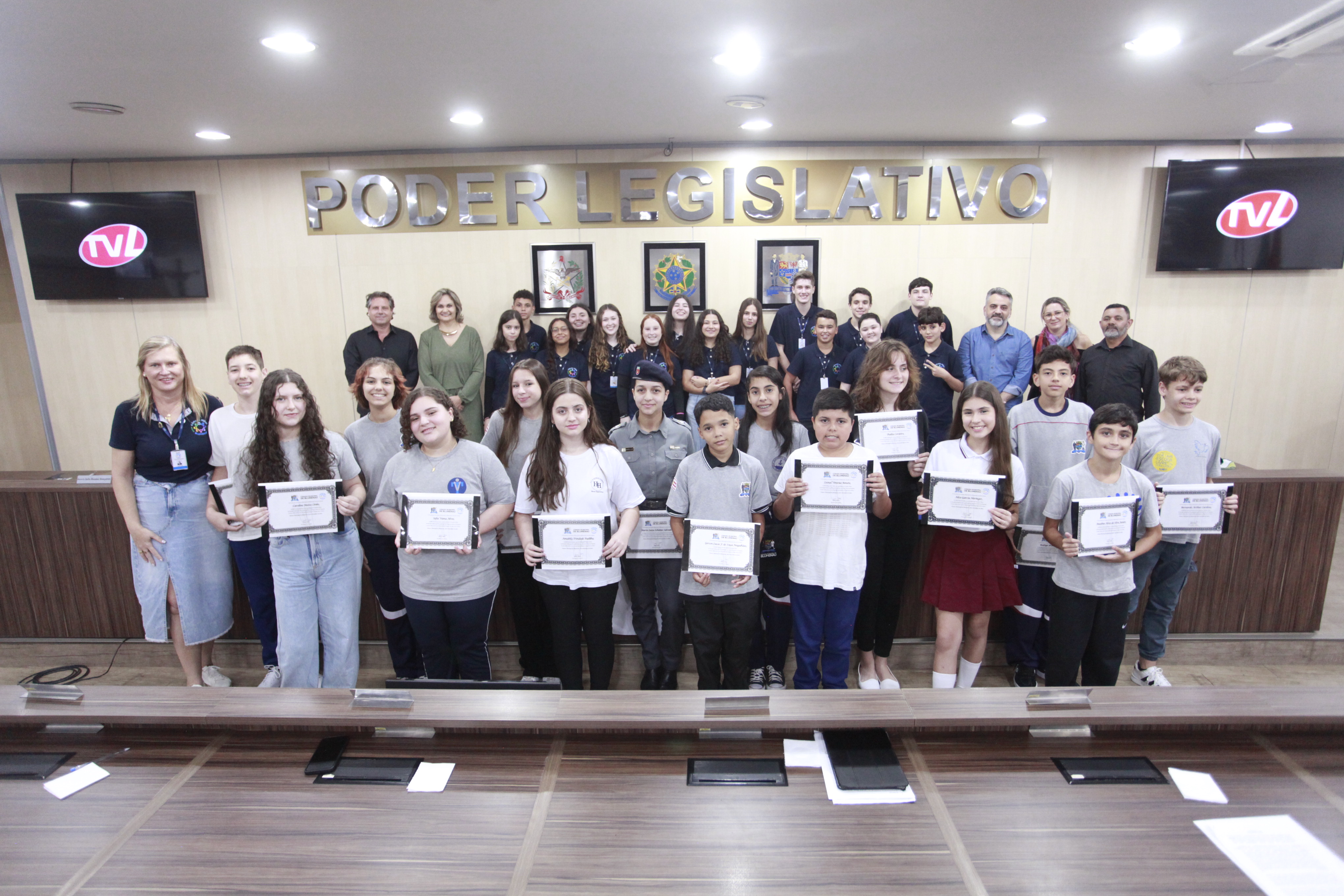 Novos vereadores mirins titulares e suplentes da Legislatura 2025 são diplomados na última sessão mirim do ano