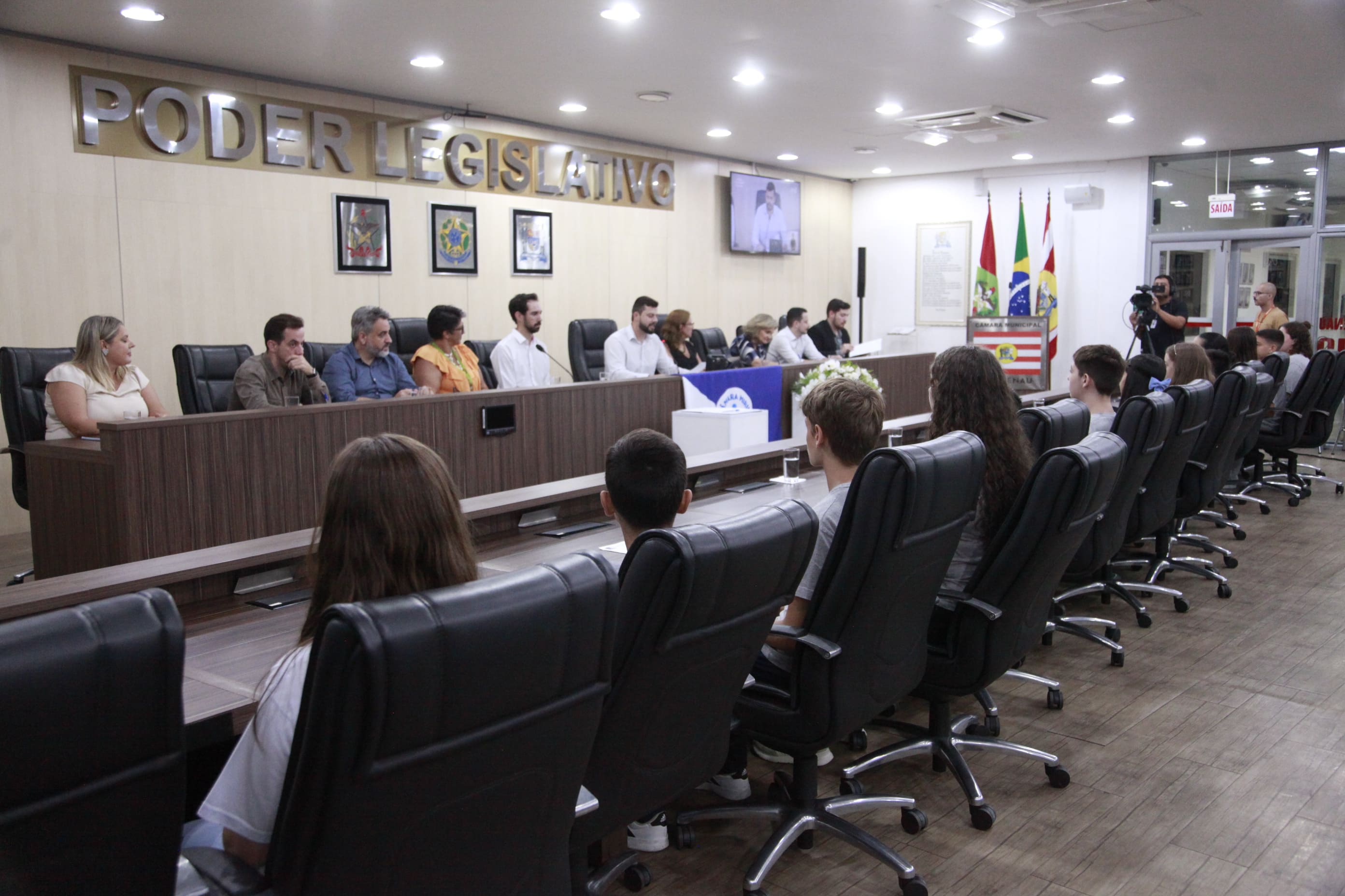 Vereadores mirins de Blumenau tomam posse e Bernardo Cardoso é eleito presidente da Câmara Mirim