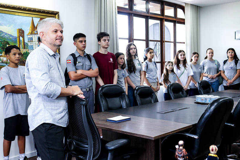 Vereadores mirins visitam Prefeitura de Blumenau e são recebidos pelo prefeito e pela vice