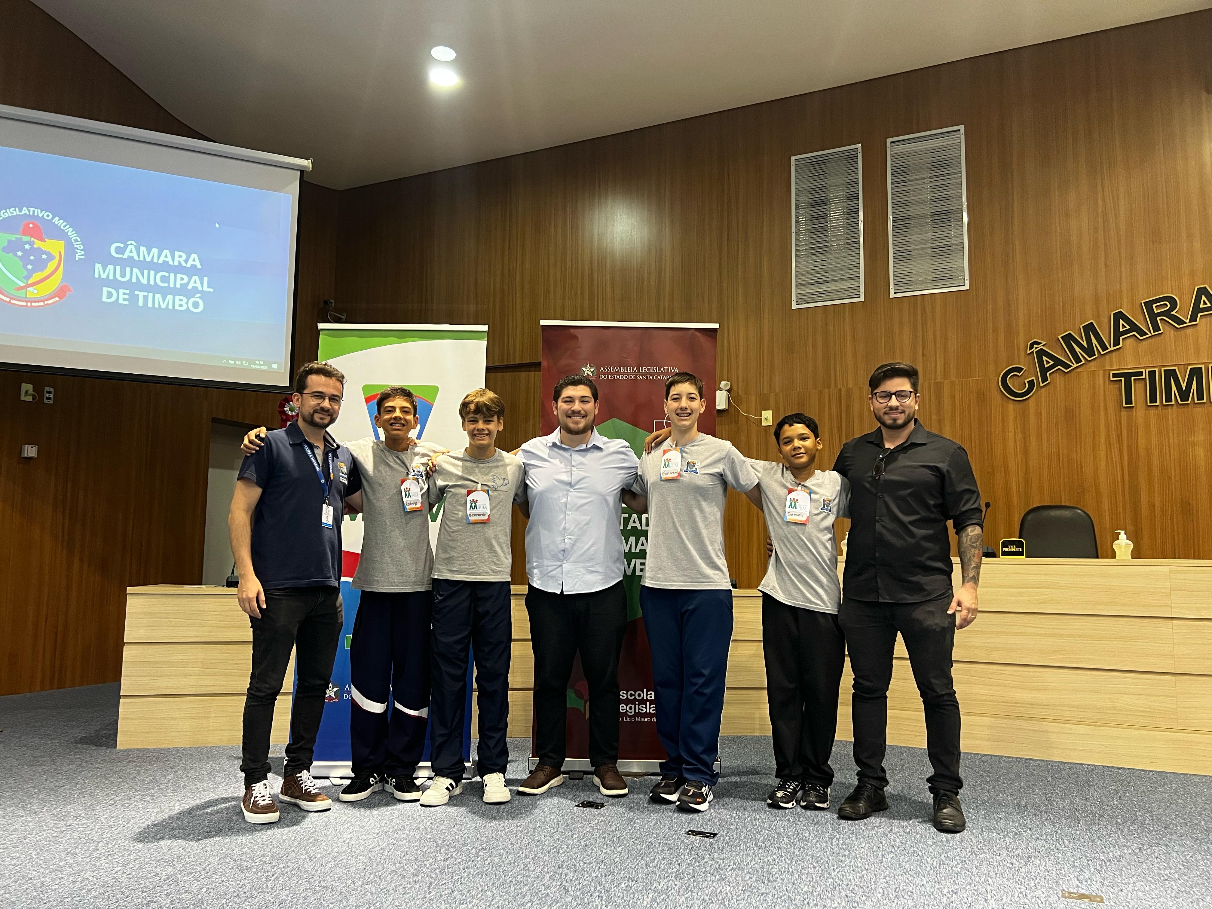 Vereadores mirins de Blumenau participam de seminário na Câmara Municipal de Timbó Vereadores mirins de Blumenau participam de seminário na Câmara Municipal de Timbó