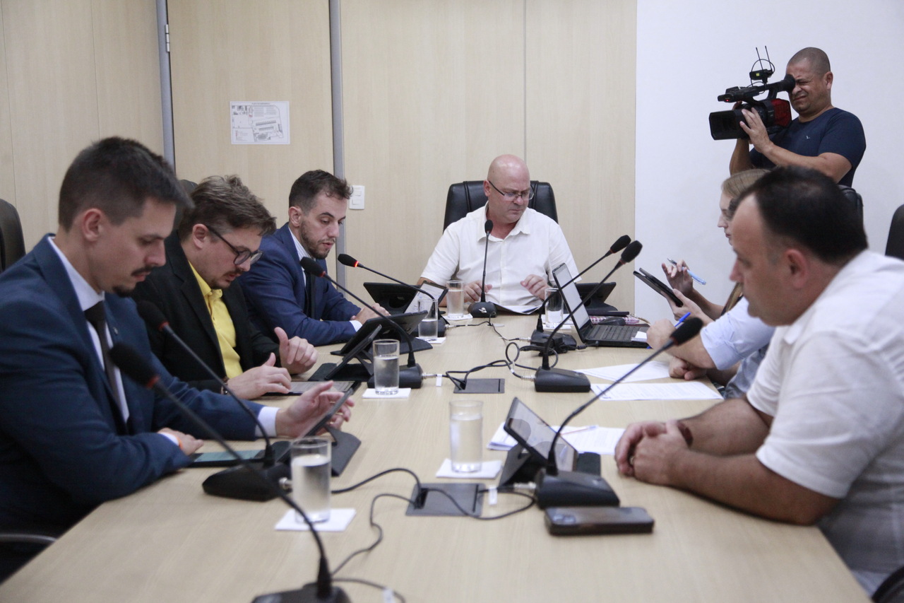 CCJ e Comissão de Finanças dão pareceres favoráveis a quatro projetos e a uma emenda CCJ e Comissão de Finanças dão pareceres favoráveis a quatro projetos e a uma emenda