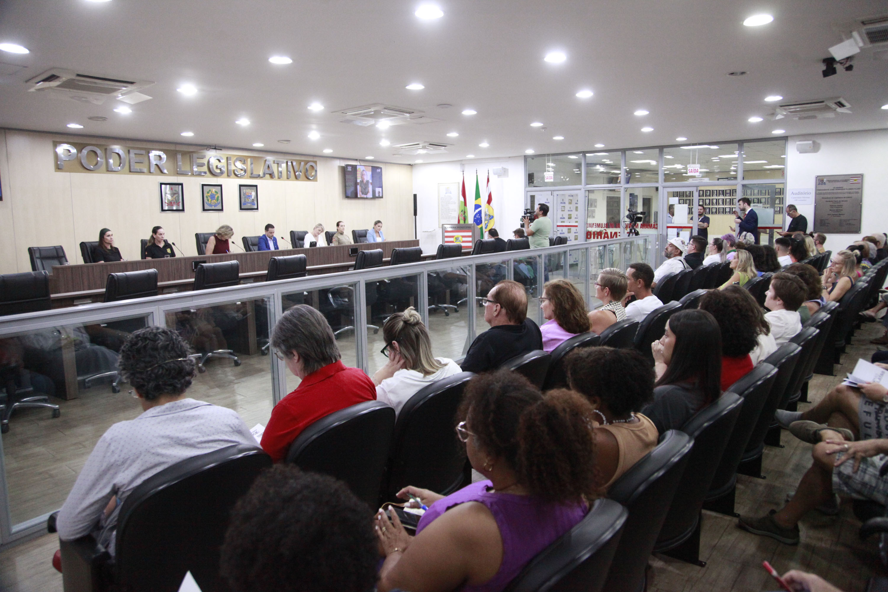 Câmara de Blumenau debate violência contra a mulher e faz encaminhamentos na audiência