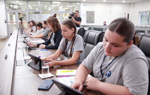 Vereadores mirins aprovam requerimentos de melhorias para escolas e entorno 